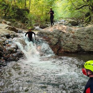 turisti durante un'escursione al fiume
