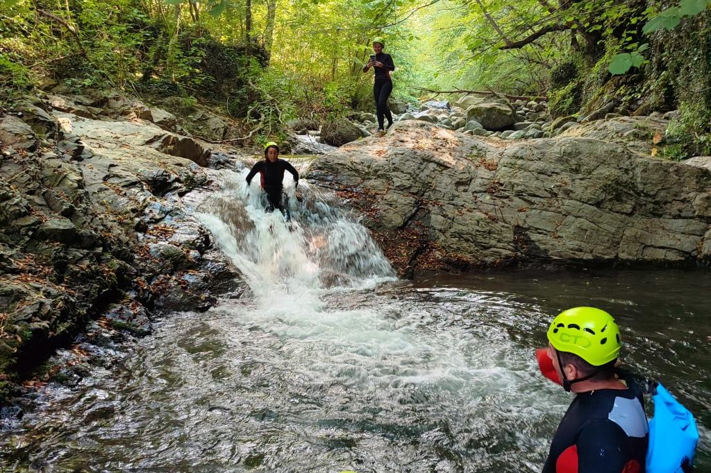turisti durante un'escursione al fiume