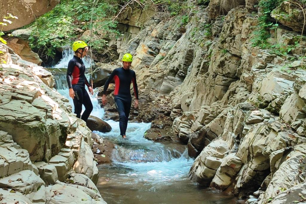 Due turisti durante un'escursione al fiume