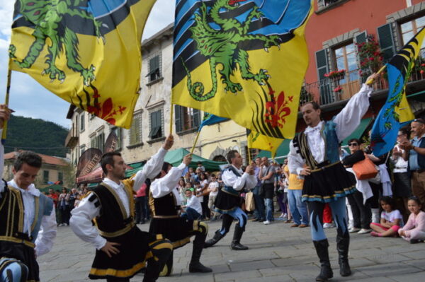 Festa con sbandieratori a Fivizzano