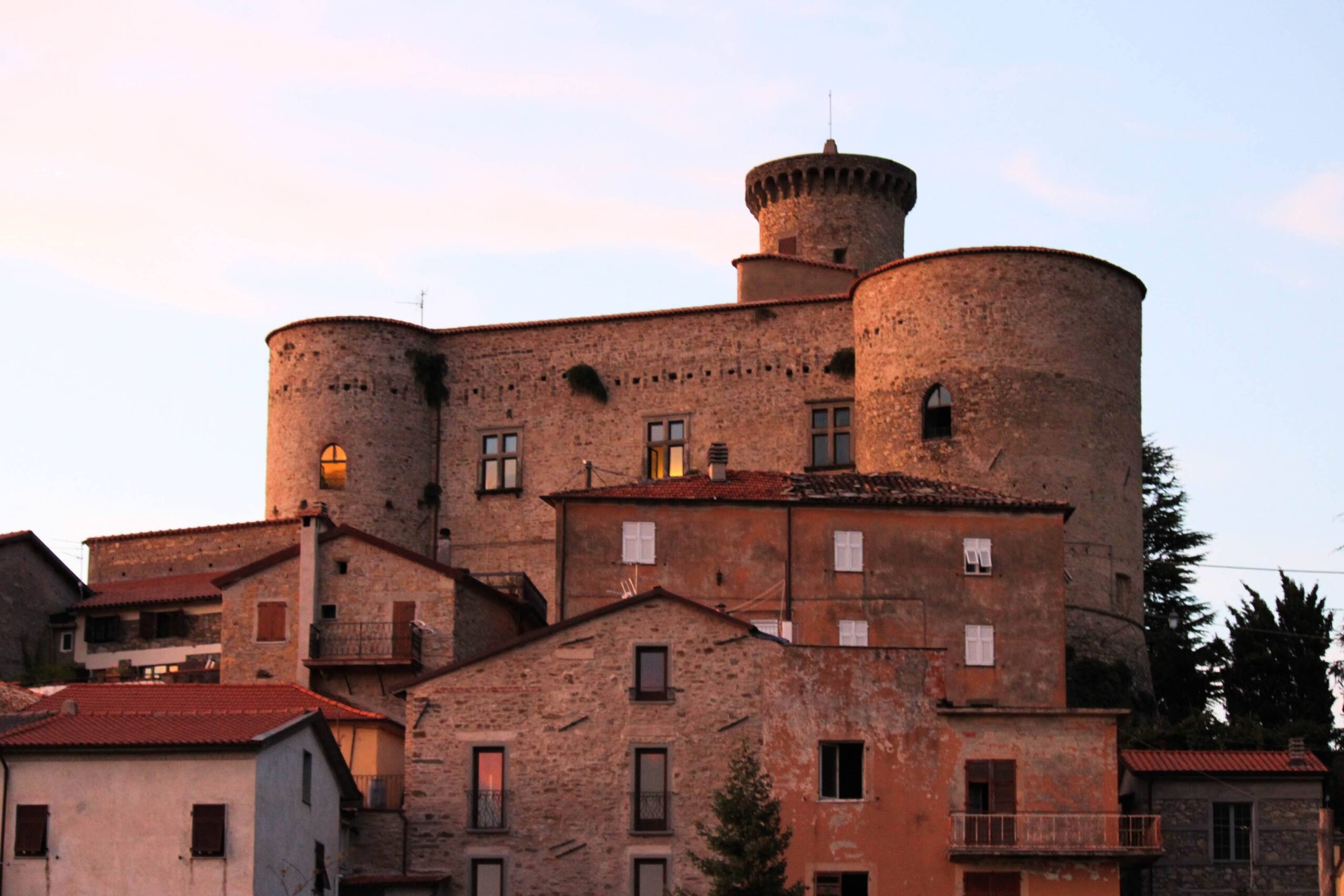 Veduta del catello di Bastia al tramonto